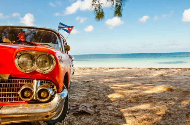 coche en la playa de cuba