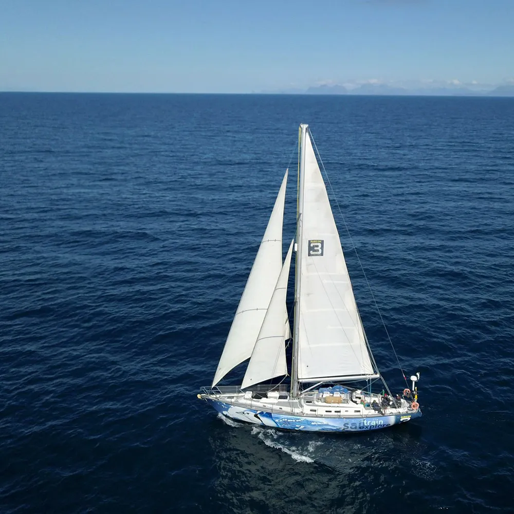 Yacht Bluejay under sail