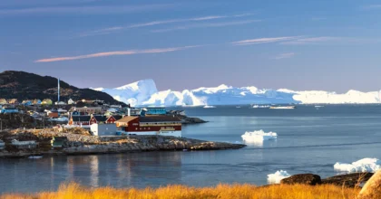 Icebergs frente a la costa sur de Groenlandia